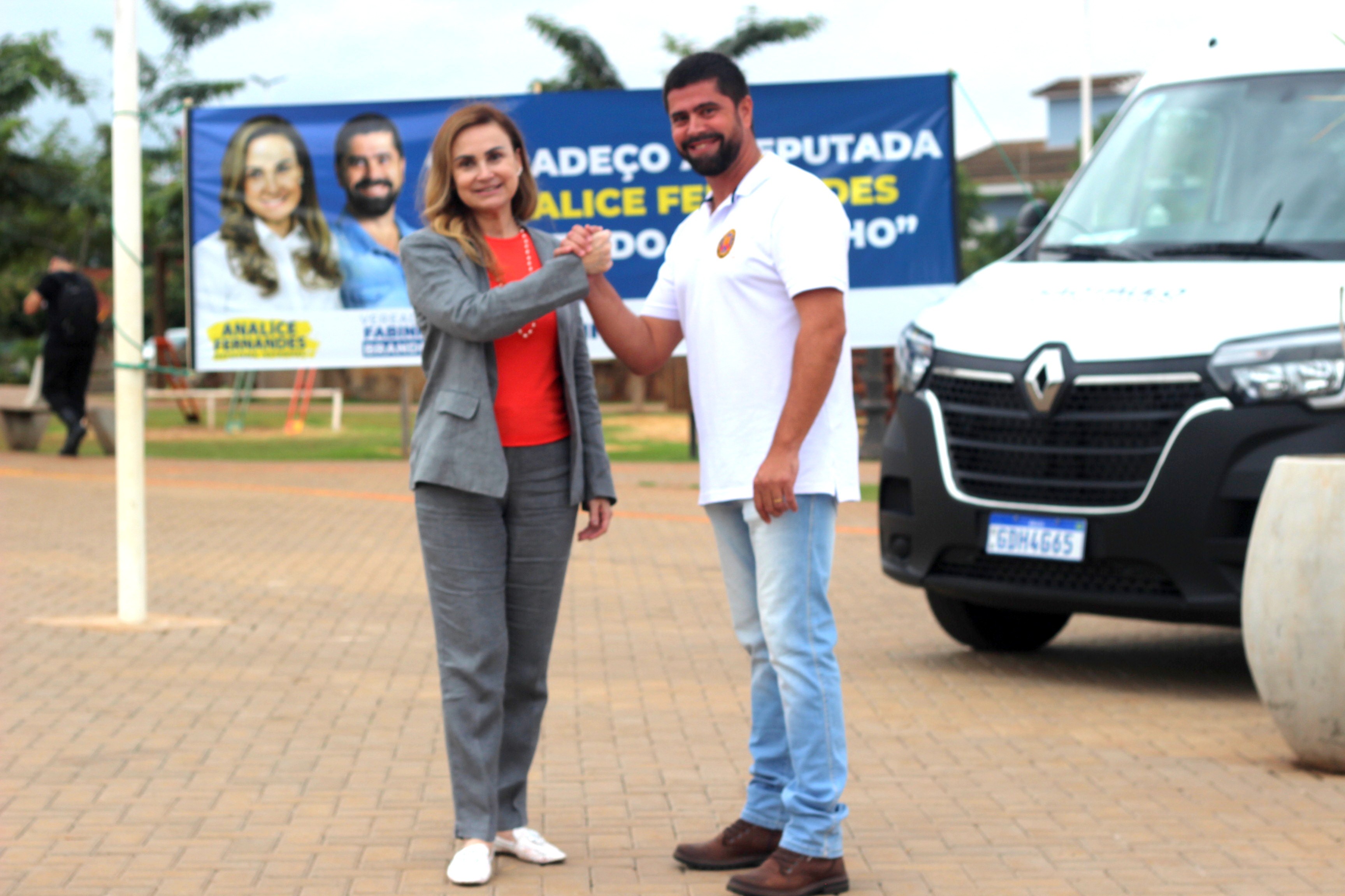 Presidente Fabim Brandeli recepcionou deputada no Plénario da Câmara Municipal e recebeu chaves da VAN de 16 lugares que será entregue para o setor de saúde