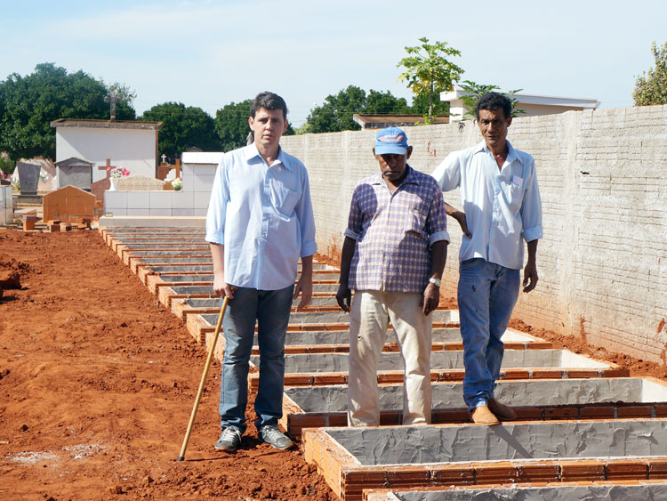 Vereadores visitam ampliação do cemitério